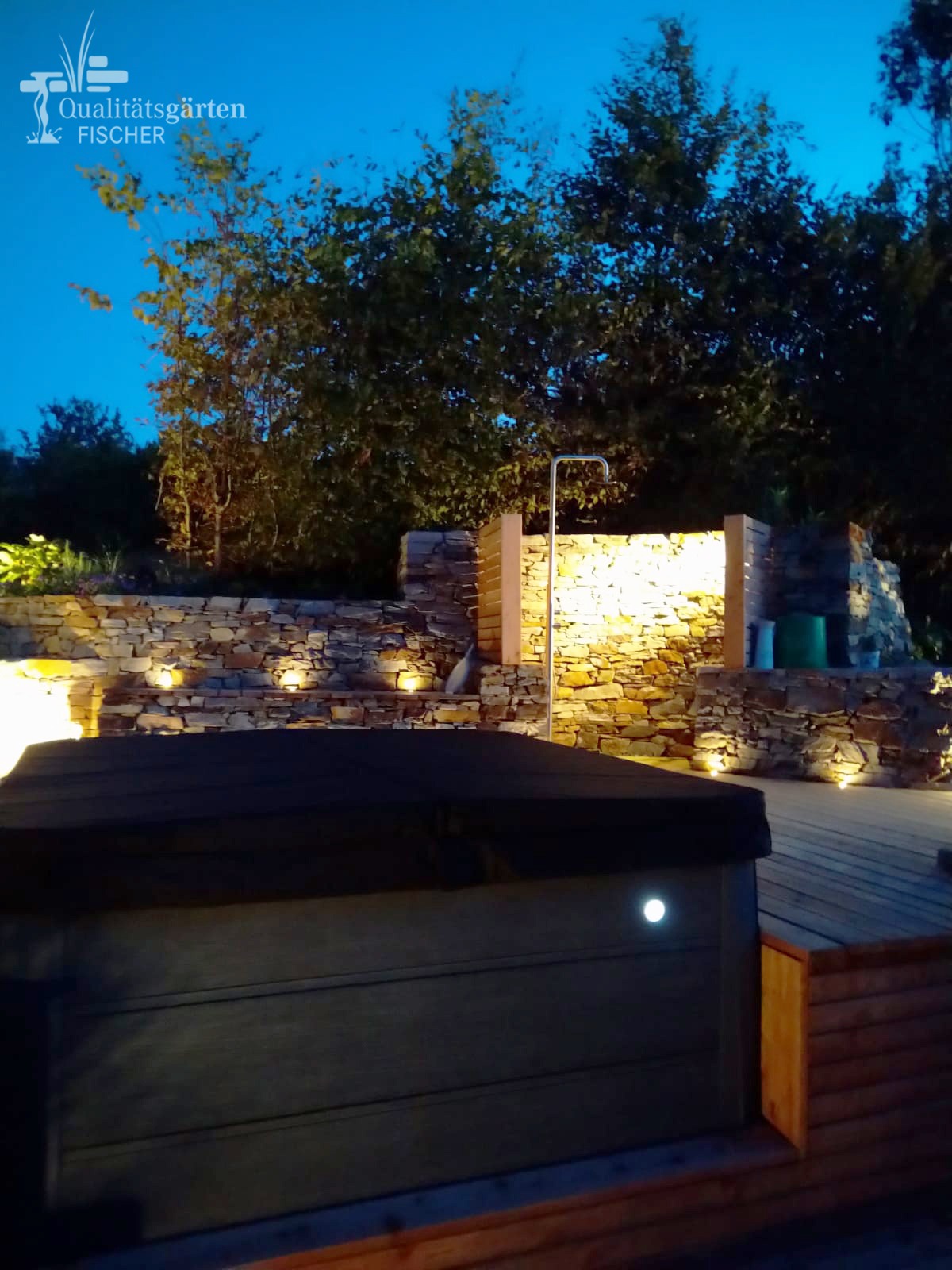 Natursteinmauer bei Nacht
