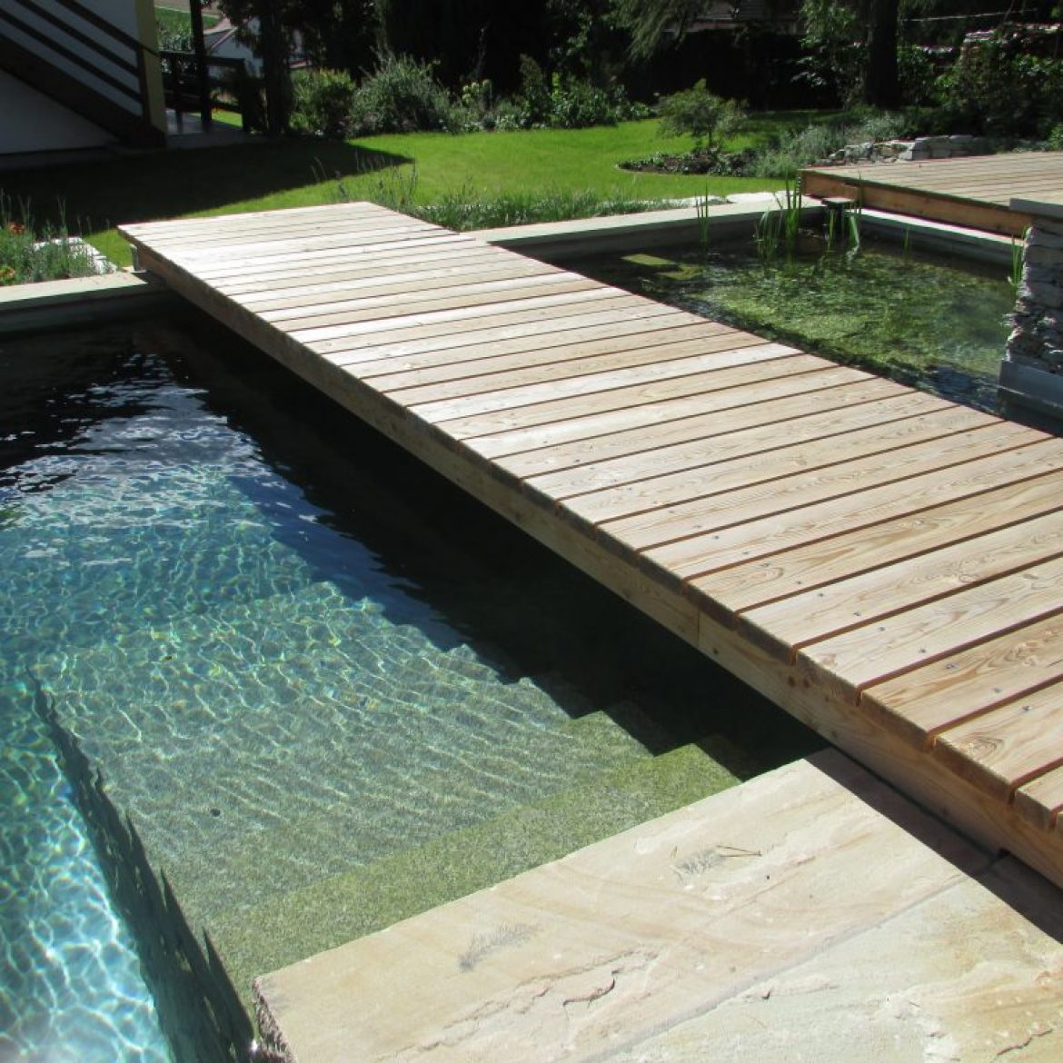 Holzsteg über Naturpool